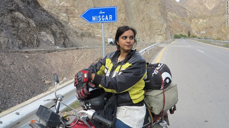 160202105404-pakistan-motorcycle-girl10karakoram-highway-to-khunjerab-exlarge-169